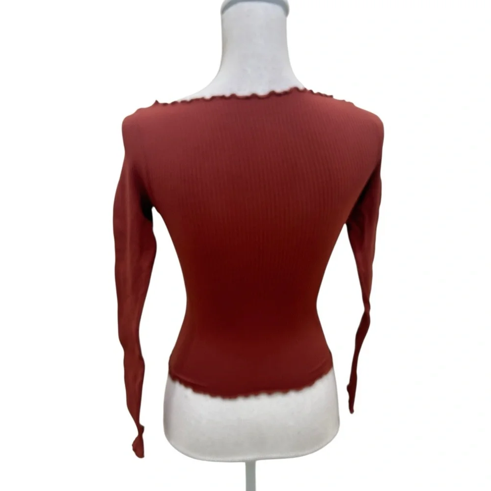 Free People reddish brown ribbed ruffle edge Long Sleeve V-Neck Top size xs/s
